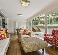 Summery spacious 4 bed home in Kurraba Point - Accommodation Gladstone