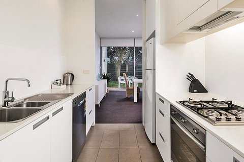 Coast 35 - Accommodation Gladstone 2