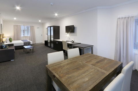 Best Western Plus Bolton On The Park - Accommodation Gladstone 9