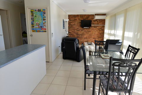 Beach House Holiday Apartments - Accommodation Gladstone 8