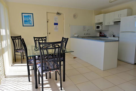 Beach House Holiday Apartments - Accommodation Gladstone 11