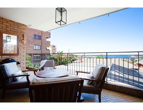 Ocean Views And Sea Breezes Over Bondi Beach - Accommodation Gladstone 9