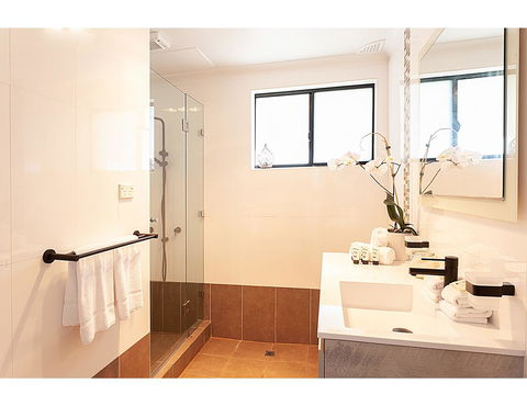 Ocean Views And Sea Breezes Over Bondi Beach - Accommodation Gladstone 12
