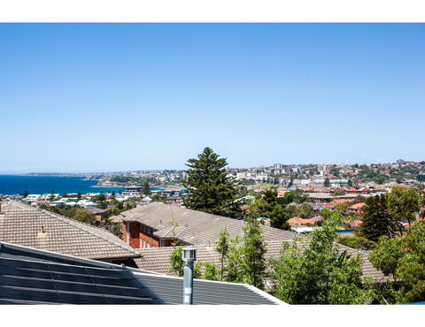 Ocean Views And Sea Breezes Over Bondi Beach - Accommodation Gladstone 8