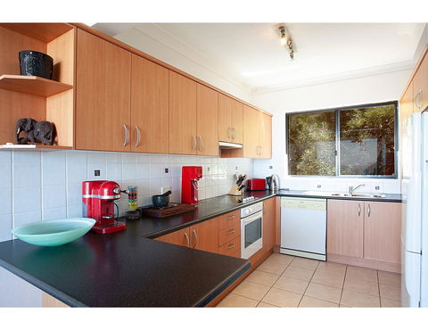 Ocean Views And Sea Breezes Over Bondi Beach - Accommodation Gladstone 6