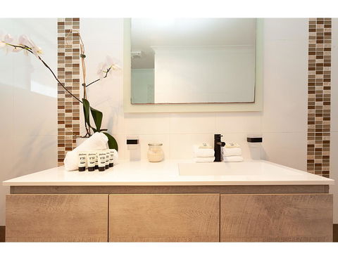 Ocean Views And Sea Breezes Over Bondi Beach - Accommodation Gladstone 11