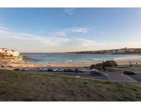 Ocean Views And Sea Breezes Over Bondi Beach - Accommodation Gladstone 2