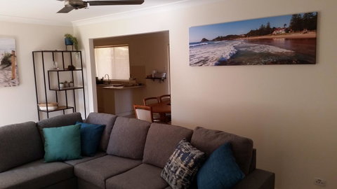 Twin Palms Holiday House At Lighthouse - Accommodation Gladstone 9