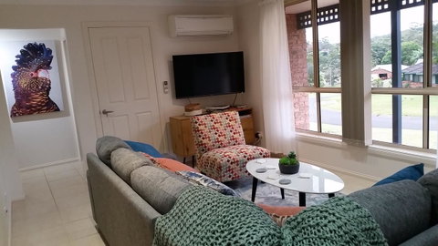 Twin Palms Holiday House At Lighthouse - Accommodation Gladstone 3