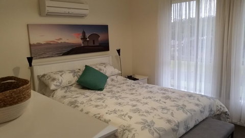 Twin Palms Holiday House At Lighthouse - Accommodation Gladstone 1