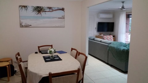 Twin Palms Holiday House At Lighthouse - Accommodation Gladstone 2