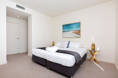 The Penthouse - Accommodation Gladstone 13