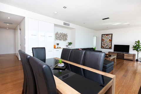 The Penthouse - Accommodation Gladstone 8