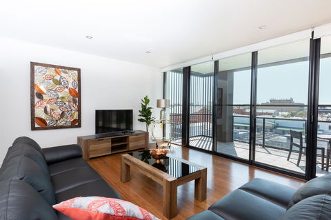 The Penthouse - Accommodation Gladstone 10