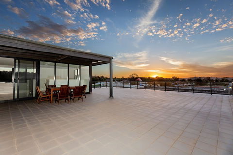 The Penthouse - Accommodation Gladstone 33