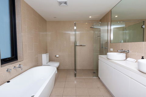 The Penthouse - Accommodation Gladstone 16