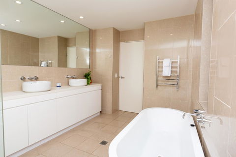 The Penthouse - Accommodation Gladstone 14