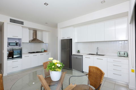 The Penthouse - Accommodation Gladstone 6
