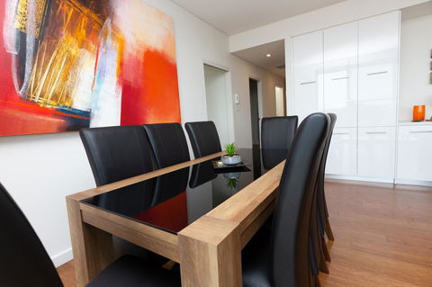 The Penthouse - Accommodation Gladstone 7