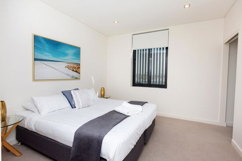 The Penthouse - Accommodation Gladstone 12