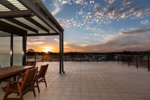 The Penthouse - Accommodation Gladstone 0