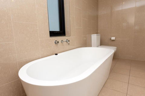 The Penthouse - Accommodation Gladstone 17