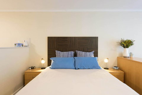 Grande Esplanade Studio - Accommodation Gladstone 2