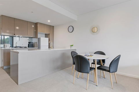 Stylish And Neat Two Bed Apartment In Wentworth Point - Accommodation Gladstone 3