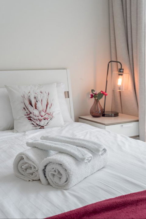 Sydney CBD Modern 2 Bedroom Apartment + Free Car Parking - Accommodation Gladstone 10