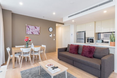 Sydney CBD Modern 2 Bedroom Apartment + Free Car Parking - Accommodation Gladstone 3