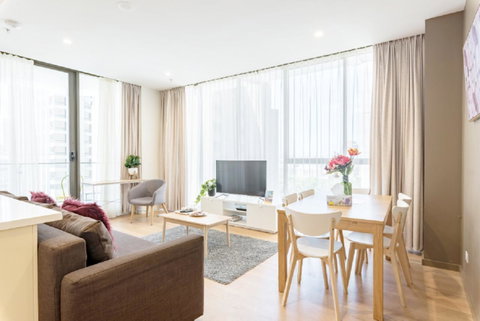 Sydney CBD Modern 2 Bedroom Apartment + Free Car Parking - Accommodation Gladstone 0