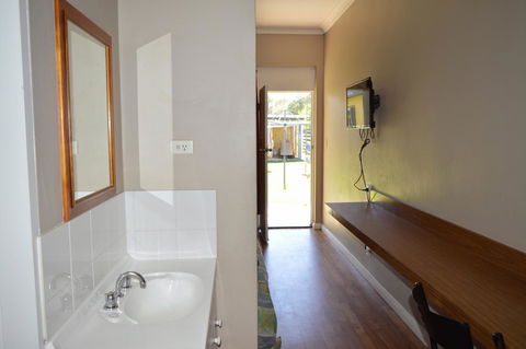 Brolga Hotel Motel - Coleambally - Accommodation Gladstone 3