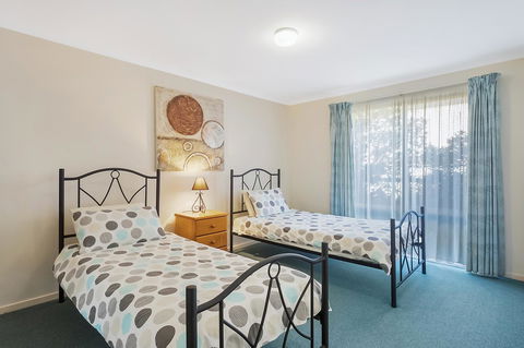 Black Dolphin Resort Motel & Apartments - Accommodation Gladstone 2