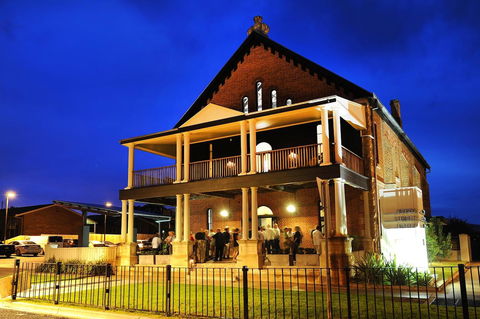 Perry Street Hotel - Accommodation Gladstone 0