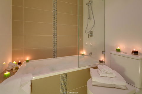 Zara Tower â€“ Luxury Suites And Apartments - Accommodation Gladstone 15