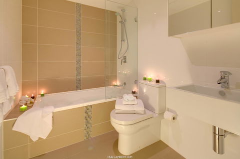 Zara Tower â€“ Luxury Suites And Apartments - Accommodation Gladstone 22