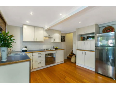 North Sydney Historic Whalers Cottage - Accommodation Gladstone 2