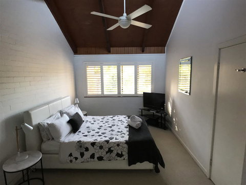 Treetops Everglades Villa - Accommodation Gladstone 3