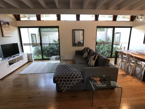 Treetops Everglades Villa - Accommodation Gladstone 1