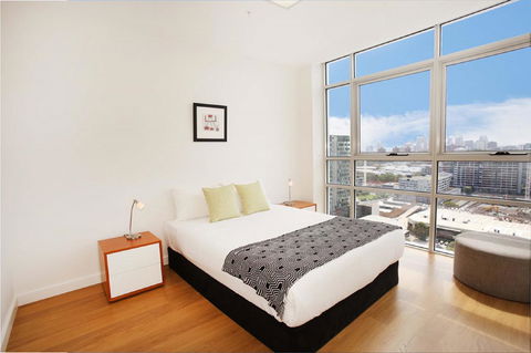 Gadigal Groove - Modern And Bright 3BR Executive Apartment In Zetland With Views - Accommodation Gladstone 5