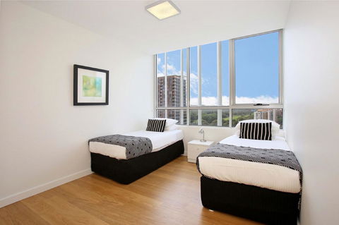 Gadigal Groove - Modern And Bright 3BR Executive Apartment In Zetland With Views - Accommodation Gladstone 6