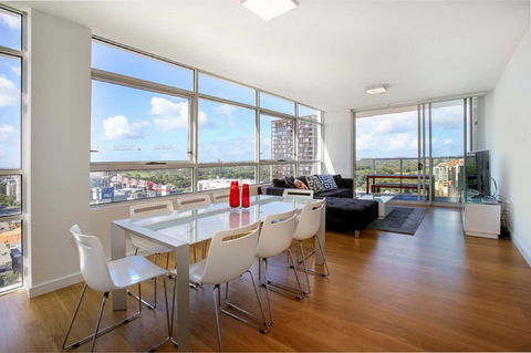 Gadigal Groove - Modern And Bright 3BR Executive Apartment In Zetland With Views - Accommodation Gladstone 1