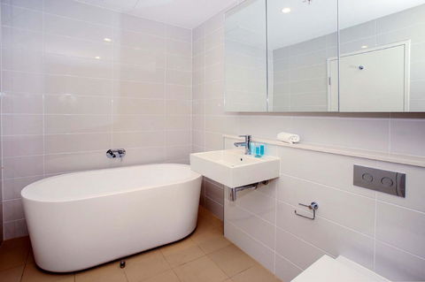 Gadigal Groove - Modern And Bright 3BR Executive Apartment In Zetland With Views - Accommodation Gladstone 8