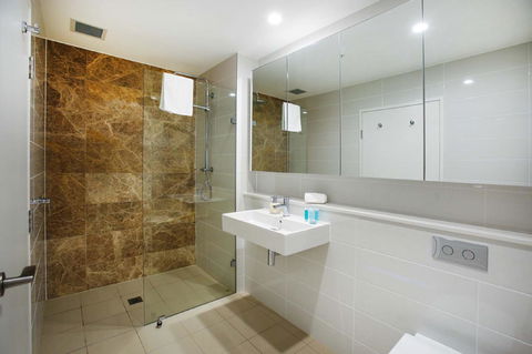 Gadigal Groove - Modern And Bright 3BR Executive Apartment In Zetland With Views - Accommodation Gladstone 7