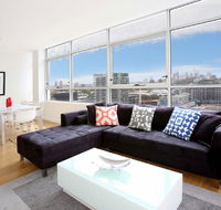 Gadigal Groove - Modern and Bright 3BR Executive Apartment in Zetland with Views - Accommodation Gladstone