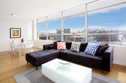 Gadigal Groove - Modern And Bright 3BR Executive Apartment In Zetland With Views - Accommodation Gladstone 0