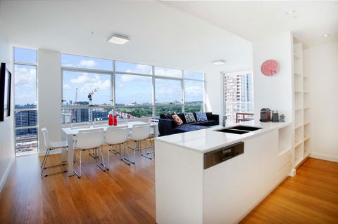 Gadigal Groove - Modern And Bright 3BR Executive Apartment In Zetland With Views - Accommodation Gladstone 2