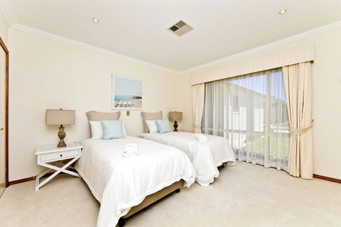 One Mile Mansion - Private Coastal Retreat FREE FAMILY ADVENTURE PASS - Accommodation Gladstone 16