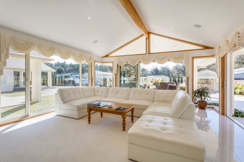 One Mile Mansion - Private Coastal Retreat FREE FAMILY ADVENTURE PASS - Accommodation Gladstone 11