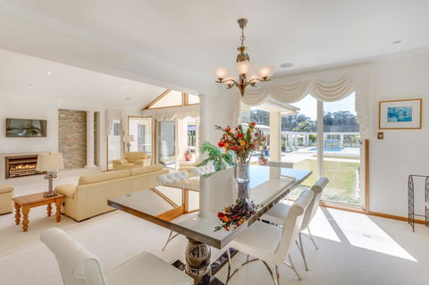 One Mile Mansion - Private Coastal Retreat FREE FAMILY ADVENTURE PASS - Accommodation Gladstone 10